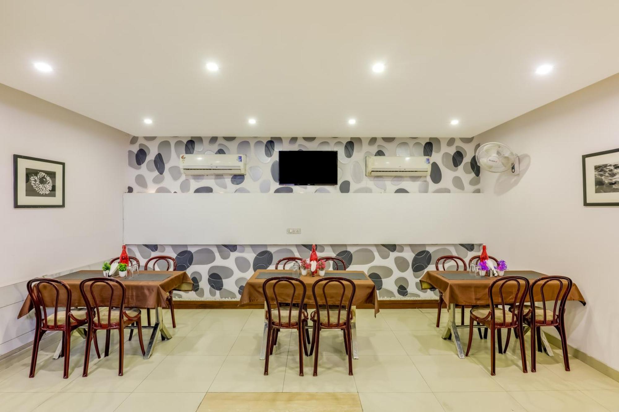 Hotel Sarthak Palace Near Karol Bagh Metro Station New Delhi מראה חיצוני תמונה