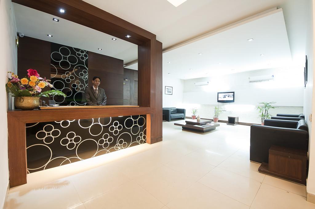 Hotel Sarthak Palace Near Karol Bagh Metro Station New Delhi מראה חיצוני תמונה
